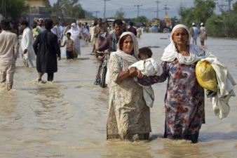Pakistan flood victims wading through water
